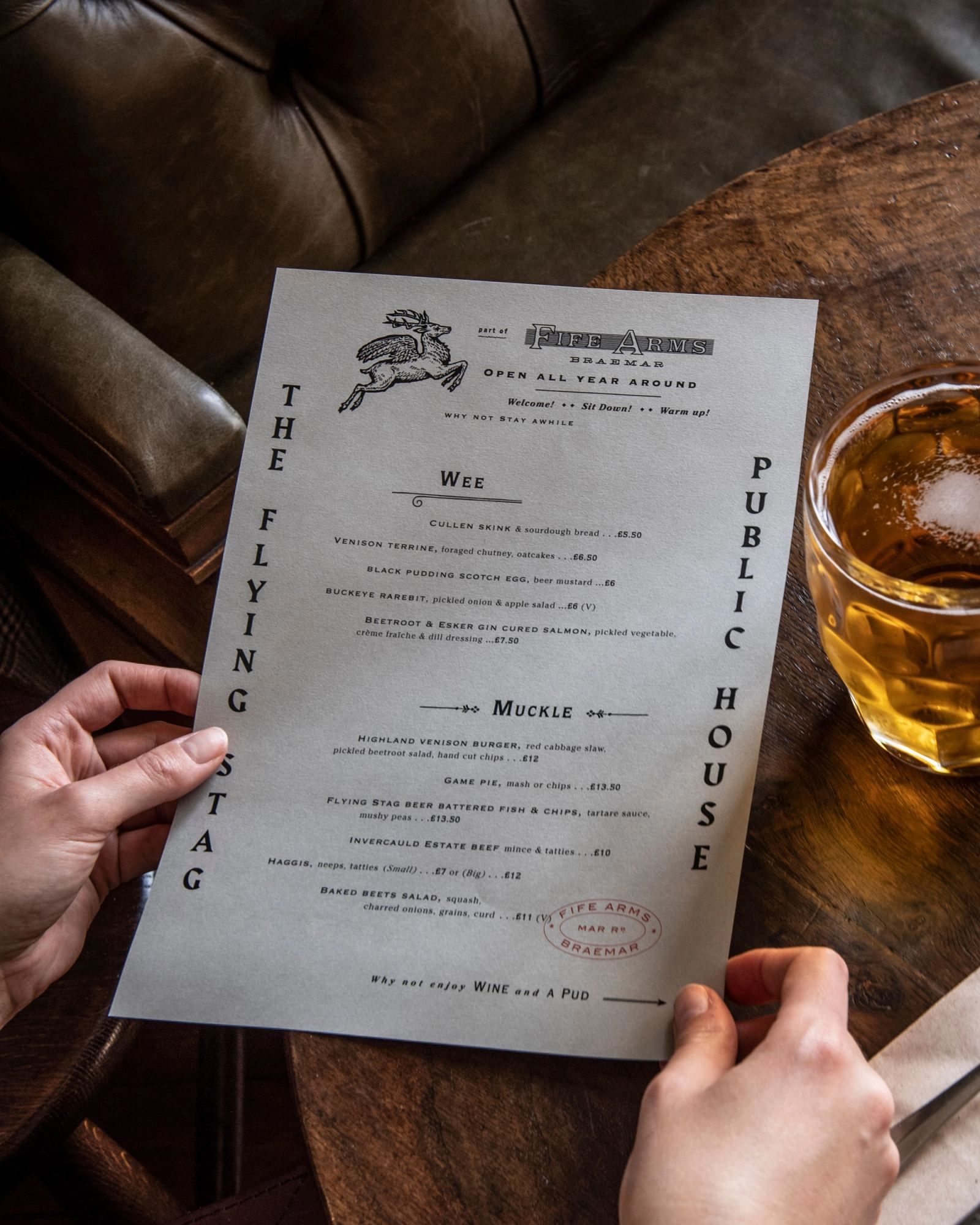 Menú de The Fife Arms con letra de época
