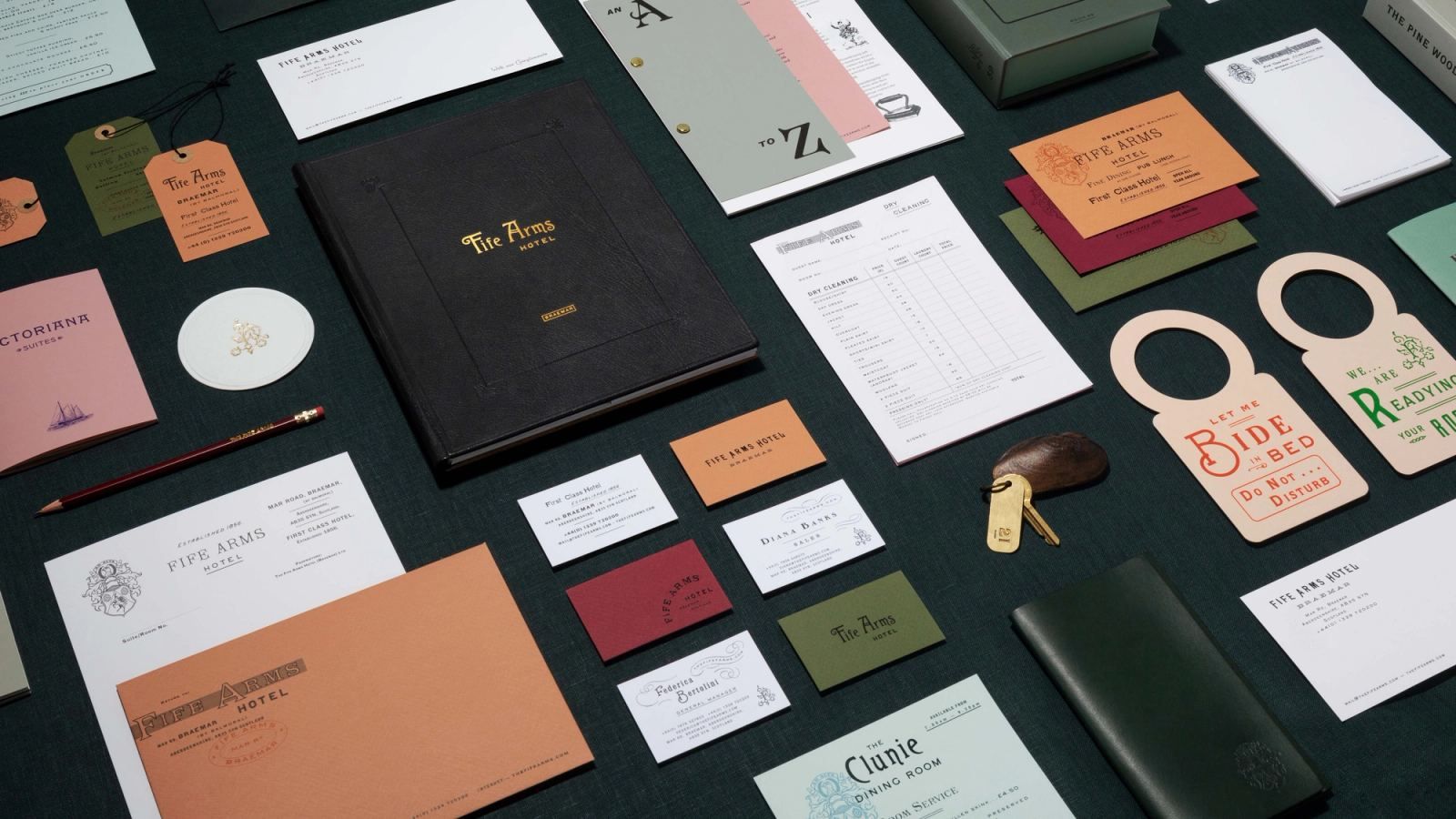 Papelería de The Fife Arms: tarjetas, etiquetas y colgadores