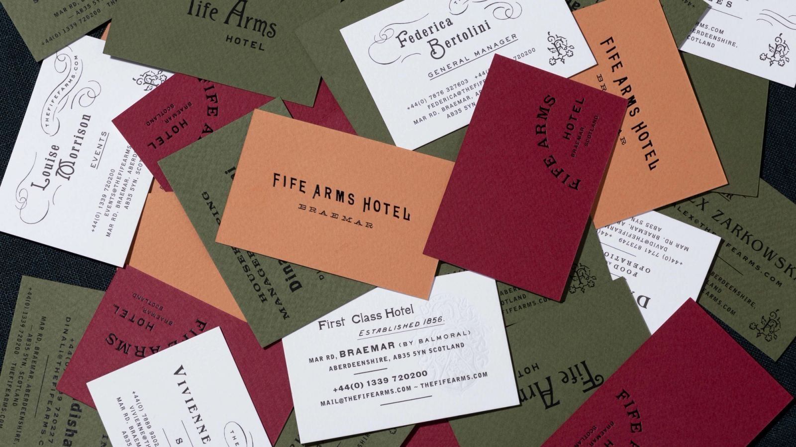 Tarjetas de The Fife Arms en papel de colores